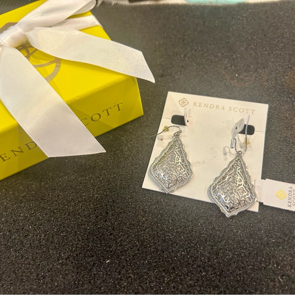 💕💕💕Kendra Scott Intricate Silver Earrings